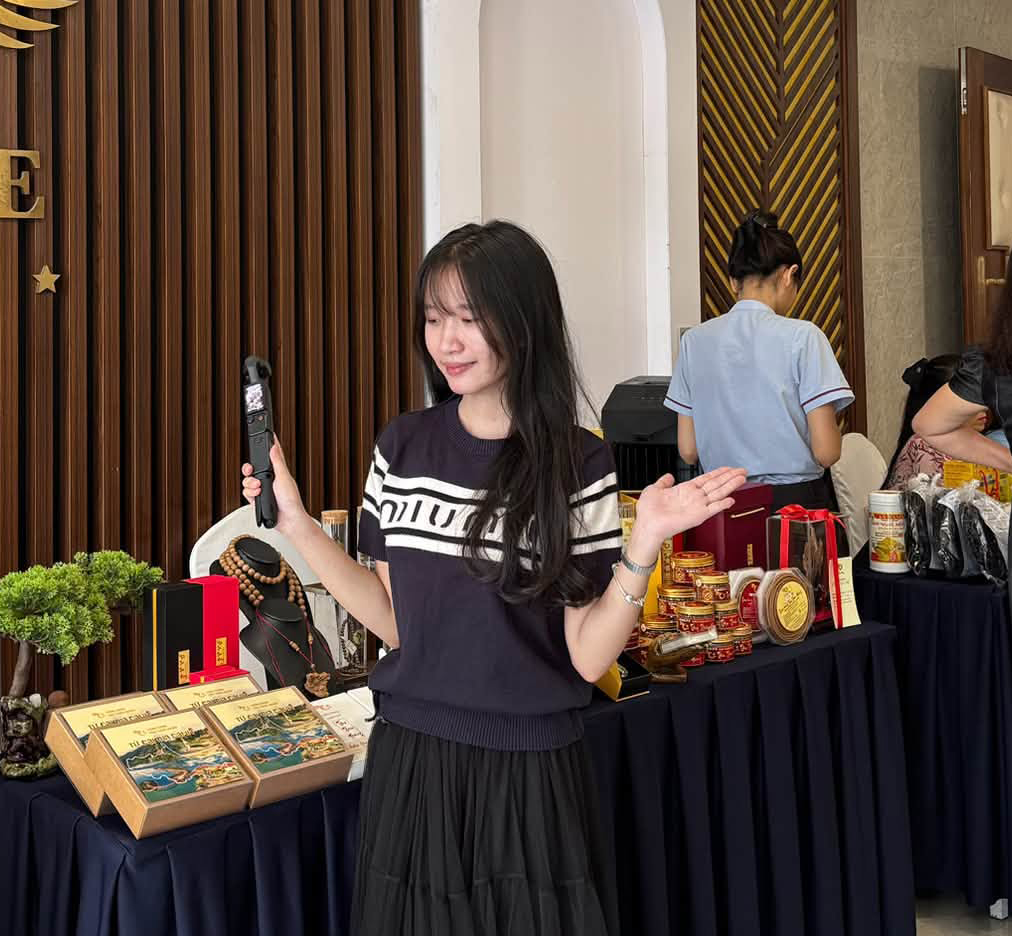 Hồng Thắm